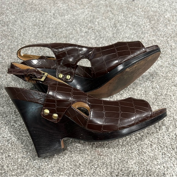 Tahari Brown Retro Alligator Wedges - Picture 2 of 2